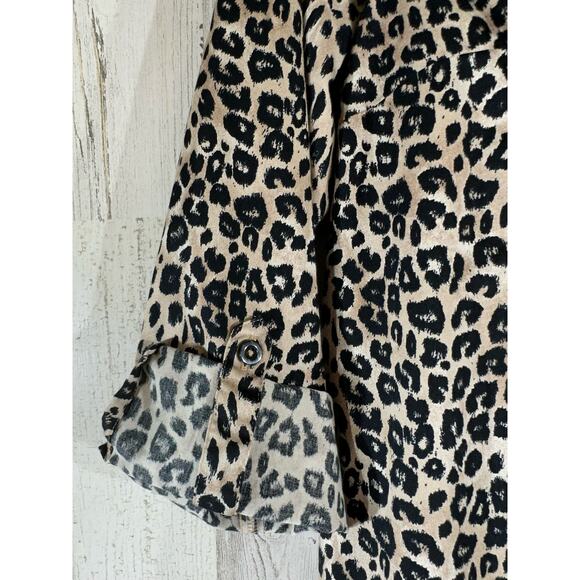 Chicos Wrinkle Resistant Button Up Size 2 or Large  Roll Tab Sleeves Leopard - Picture 9 of 9